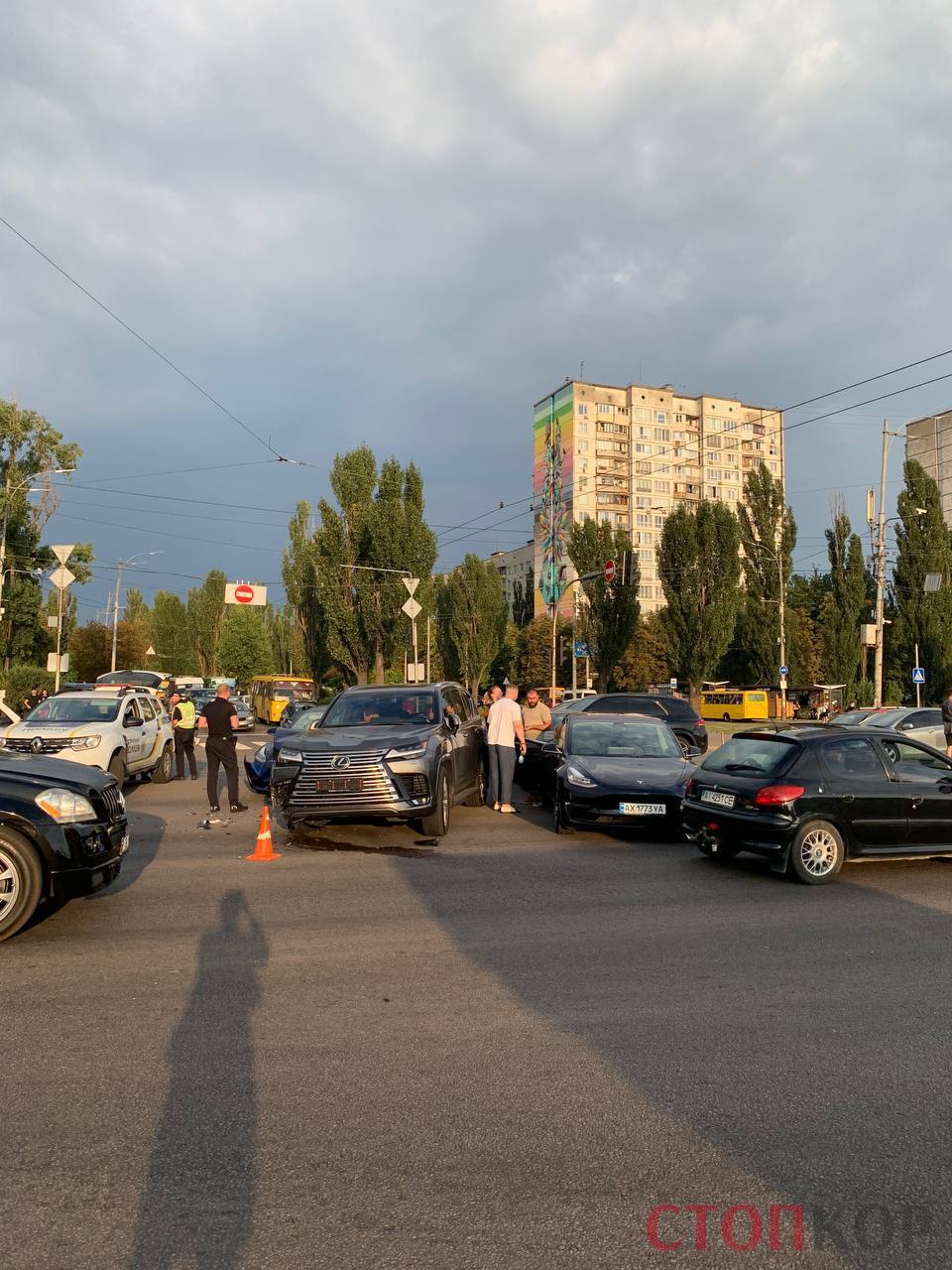 VIP ДТП в Києві на Академіка Палладіна: зіткнулися ''Лексус'', ''Мустанг'' і дві ''Тесли''