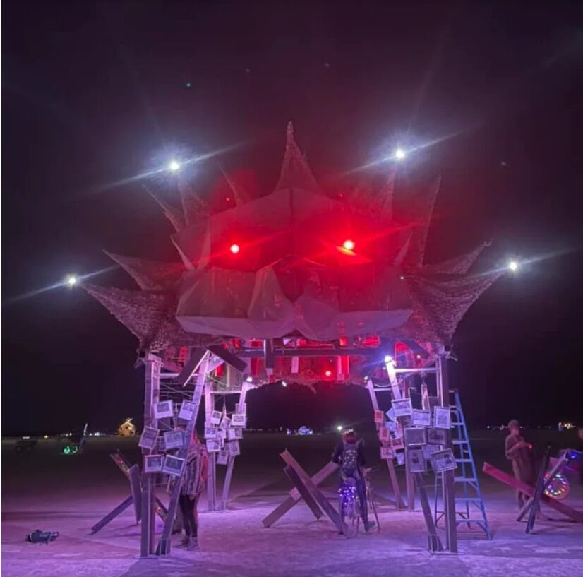 Автори скульптури - художник Олександр Слободянюк і команда українського кемпу Куренівка