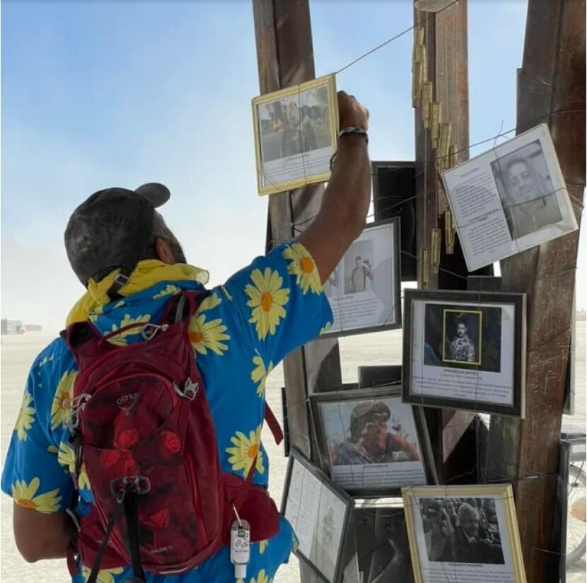 Автори скульптури - художник Олександр Слободянюк і команда українського кемпу Куренівка