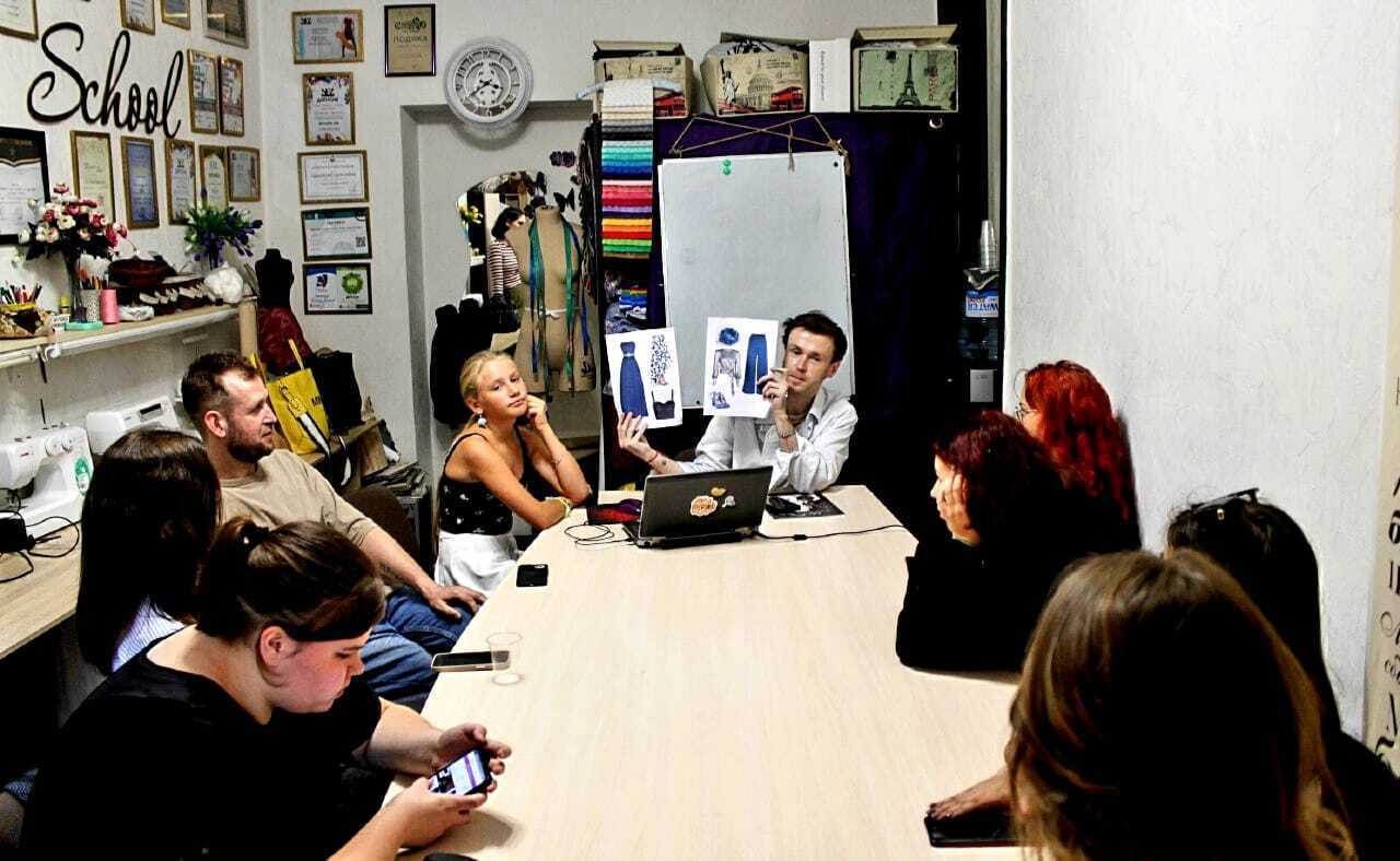 Дівчата віком від 11 до 21 року створюють унікальну колекцію одягу ''Емпатія''