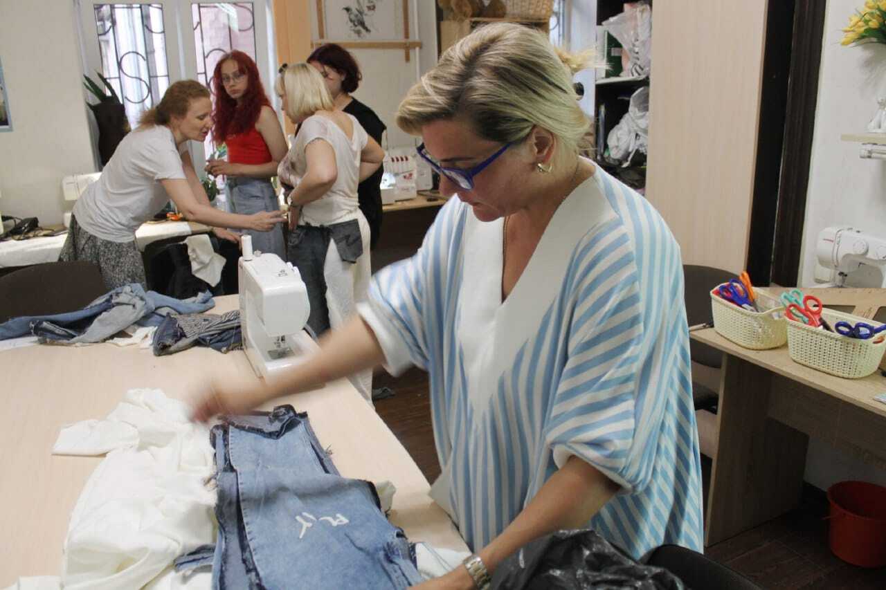 Ирина Петренко – основательница школы портняжного мастерства Tailors School – помогает девушкам создавать коллекцию одежды