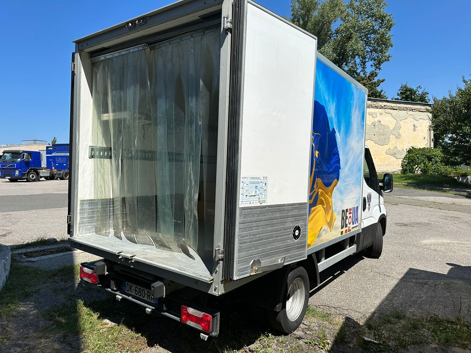 Едут на фронт: БФ ''Милосердие и здоровье'' передал на передовую автомобили для эвакуации бойцов (фото)