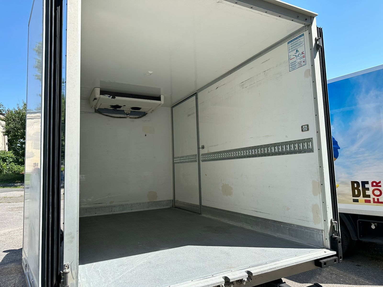 Едут на фронт: БФ ''Милосердие и здоровье'' передал на передовую автомобили для эвакуации бойцов (фото)