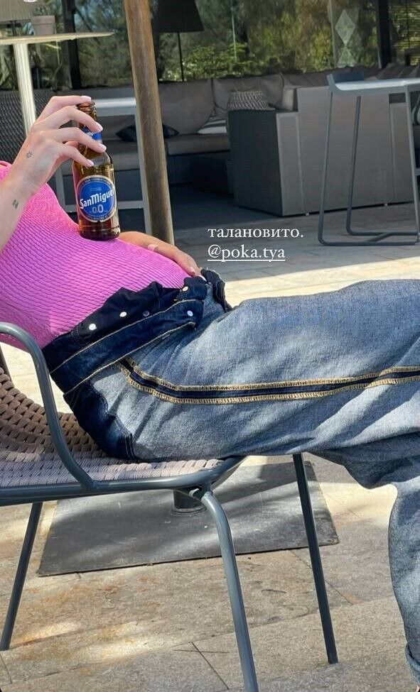 Шоумен Остапчук виклав фото дружини Полтавської з безалкогольним пивом на випуклому животі