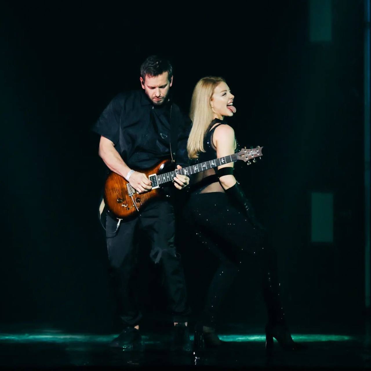 Тіна Кароль заінтригувала фліртом з гітаристом