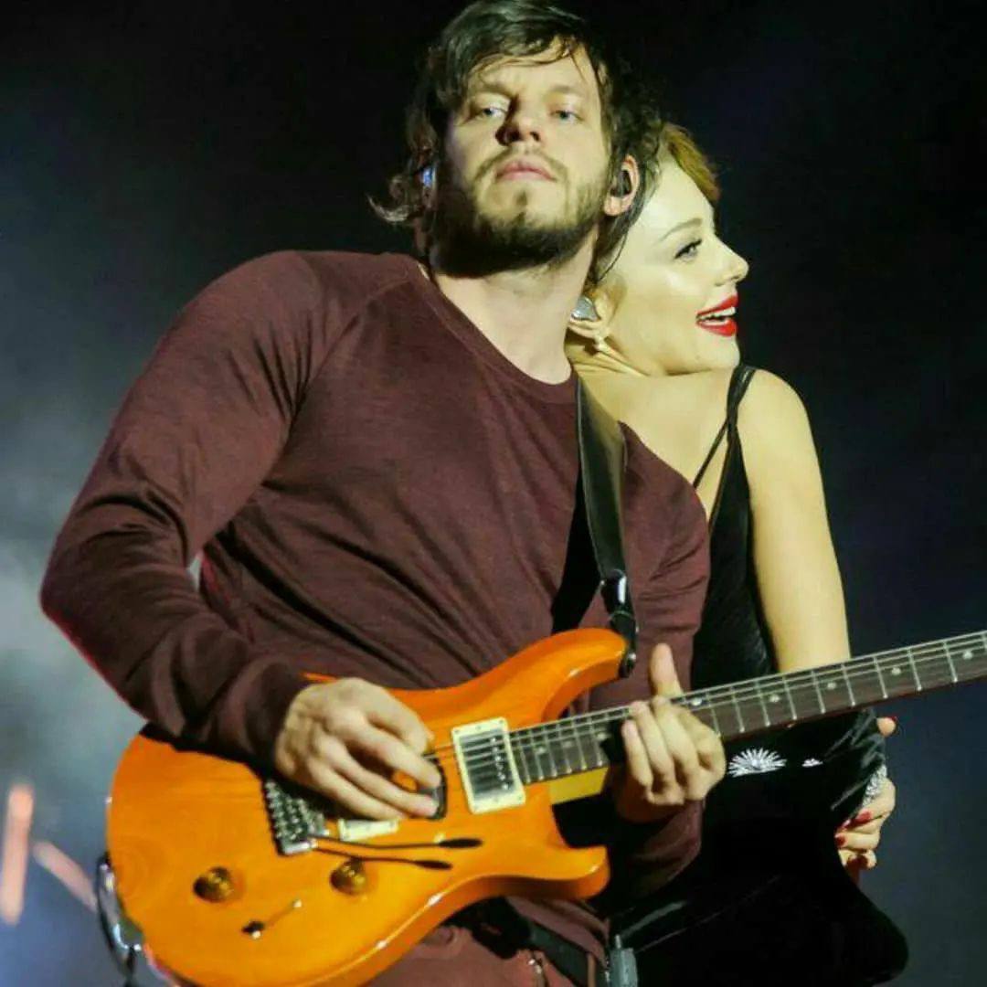 Тіна Кароль заінтригувала фліртом з гітаристом