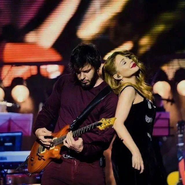 Тіна Кароль заінтригувала фліртом з гітаристом