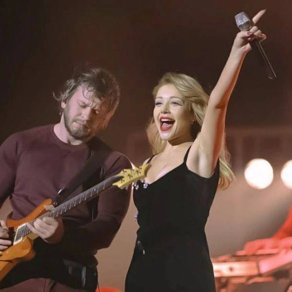 Тіна Кароль заінтригувала фліртом з гітаристом