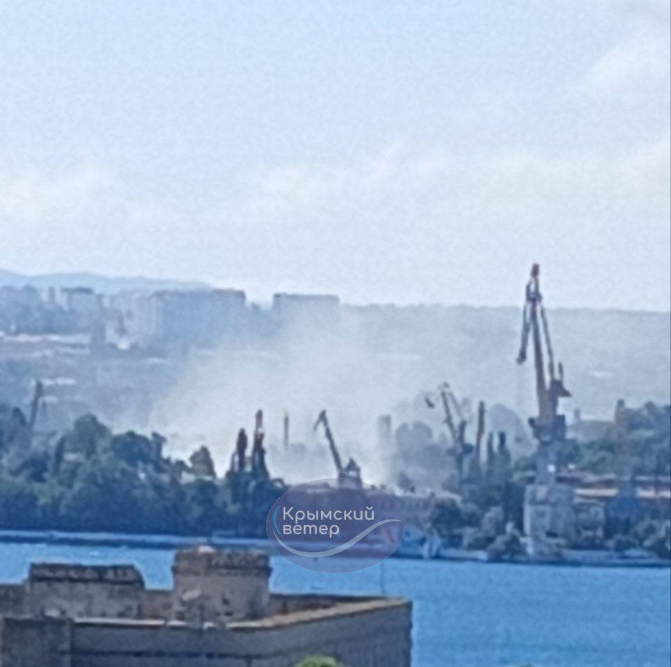Жителі Джанкоя почули гучні вибухи у районі бухти Севастополя