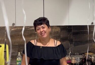 Экс-холостячка Ксения Мишина показала, кто ее встречает дома после отпуска