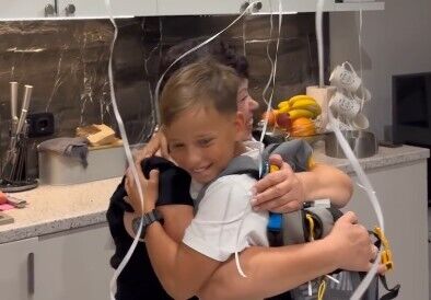 Экс-холостячка Ксения Мишина показала, кто ее встречает дома после отпуска