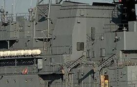 Левый борт поврежденного большого десантного корабля проекта 775 типа ''Рапучая''.