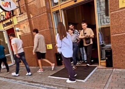 Реакция на статью ''СтопКора'': депутаты пришли с инспекцией в мошеннический колл-центр в Киеве