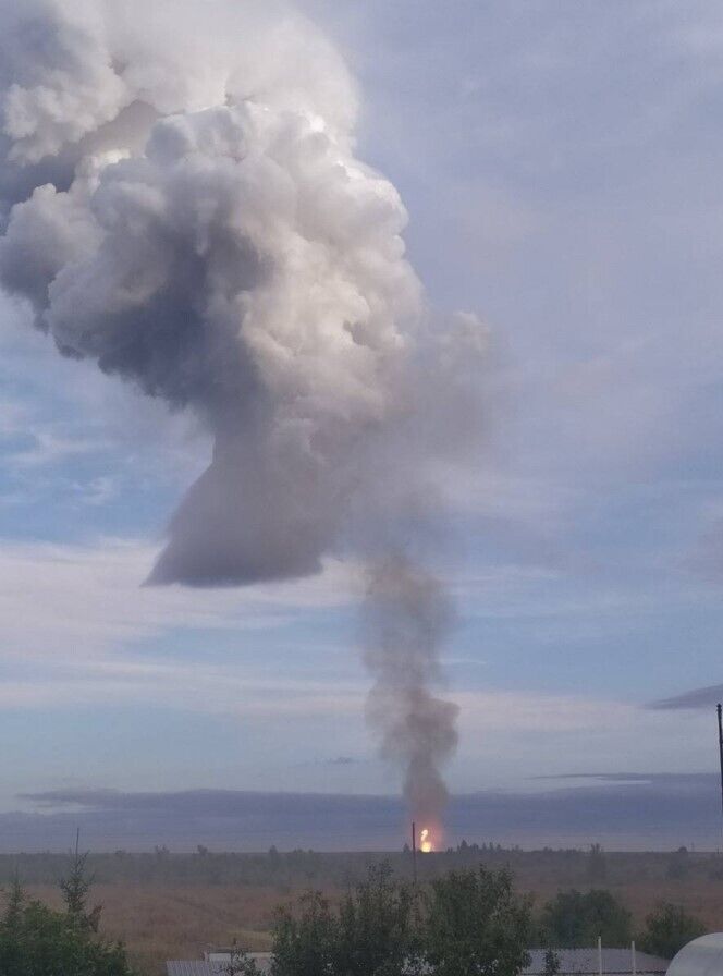В Саратове в россии рядом с аэродром Энгельс взрывы и пожар