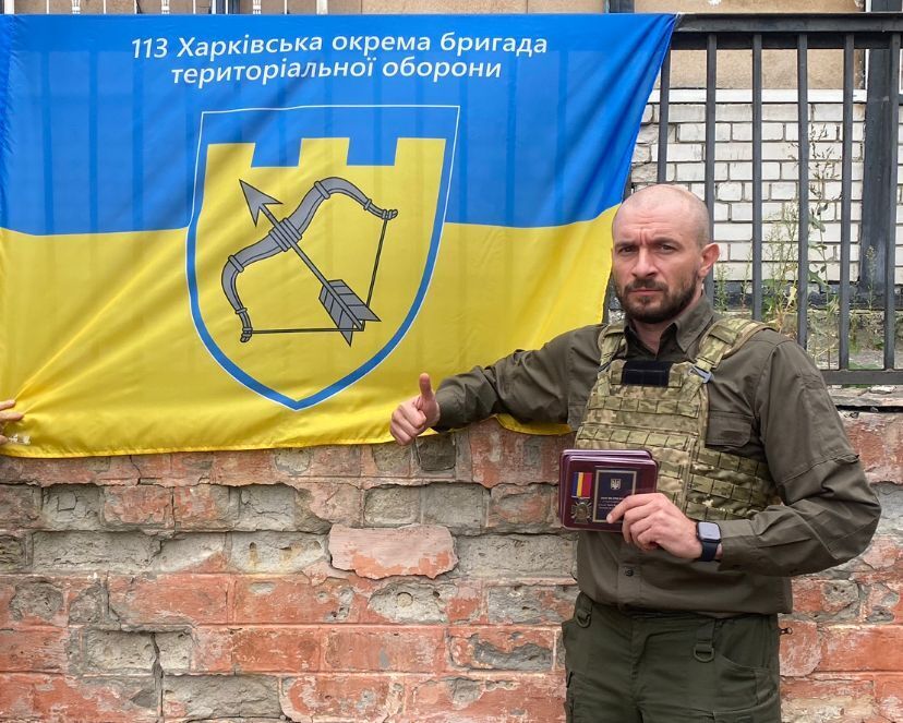 Харьковчанин Сергей Усов получил памятную медаль за помощь военным