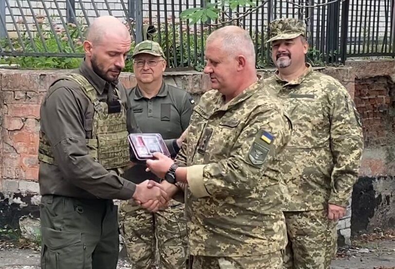 Харьковчанин Сергей Усов получил памятную медаль за помощь военным