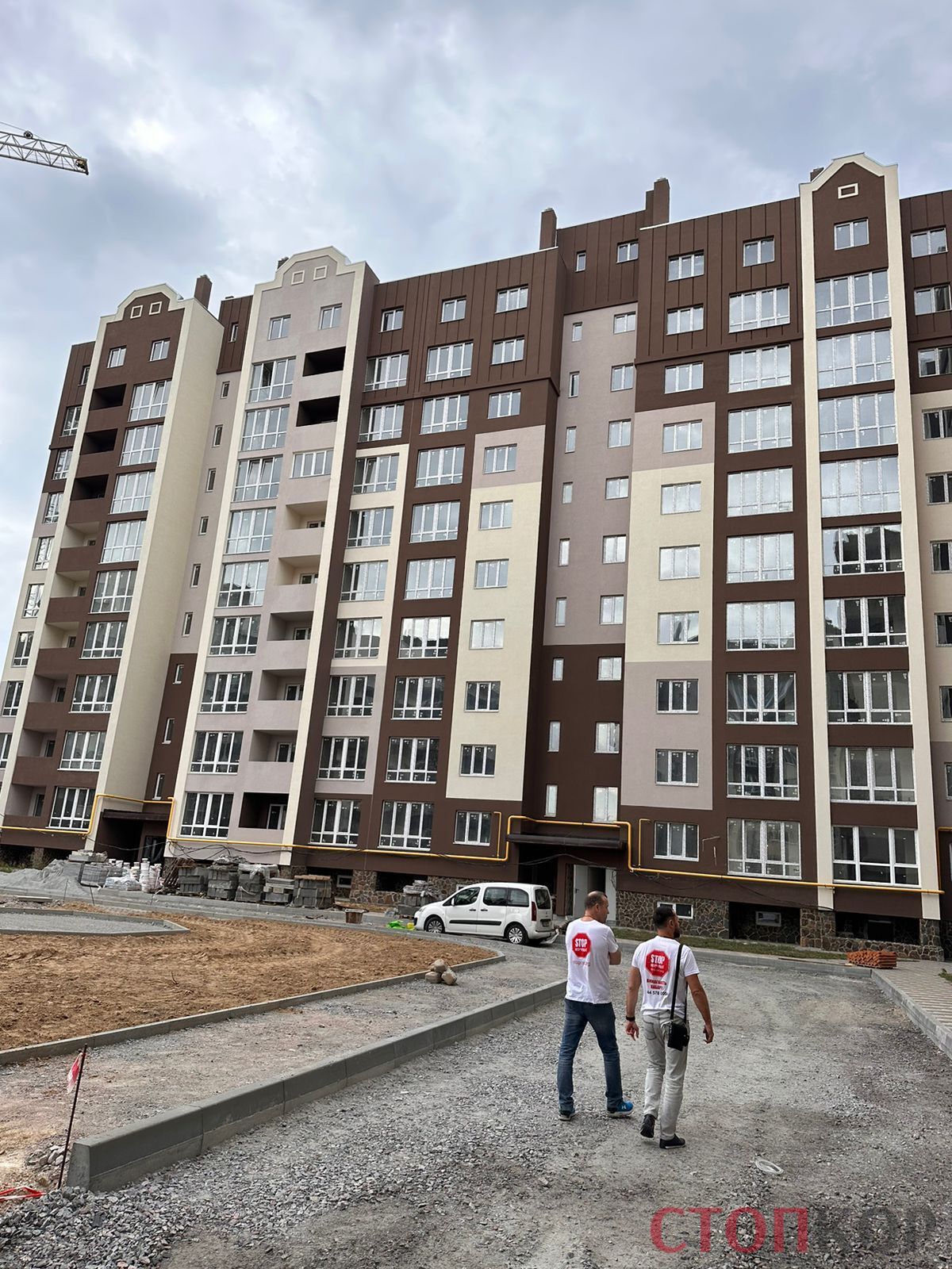 Под Киевом застройщик требует с инвесторов заново оплатить стоимость квартир: подробности