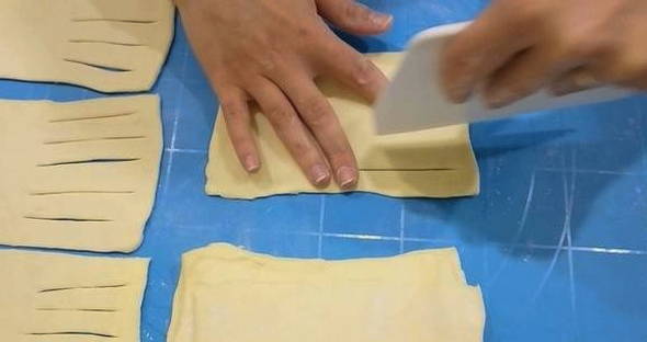 Слойки с яблоками из готового слоеного теста