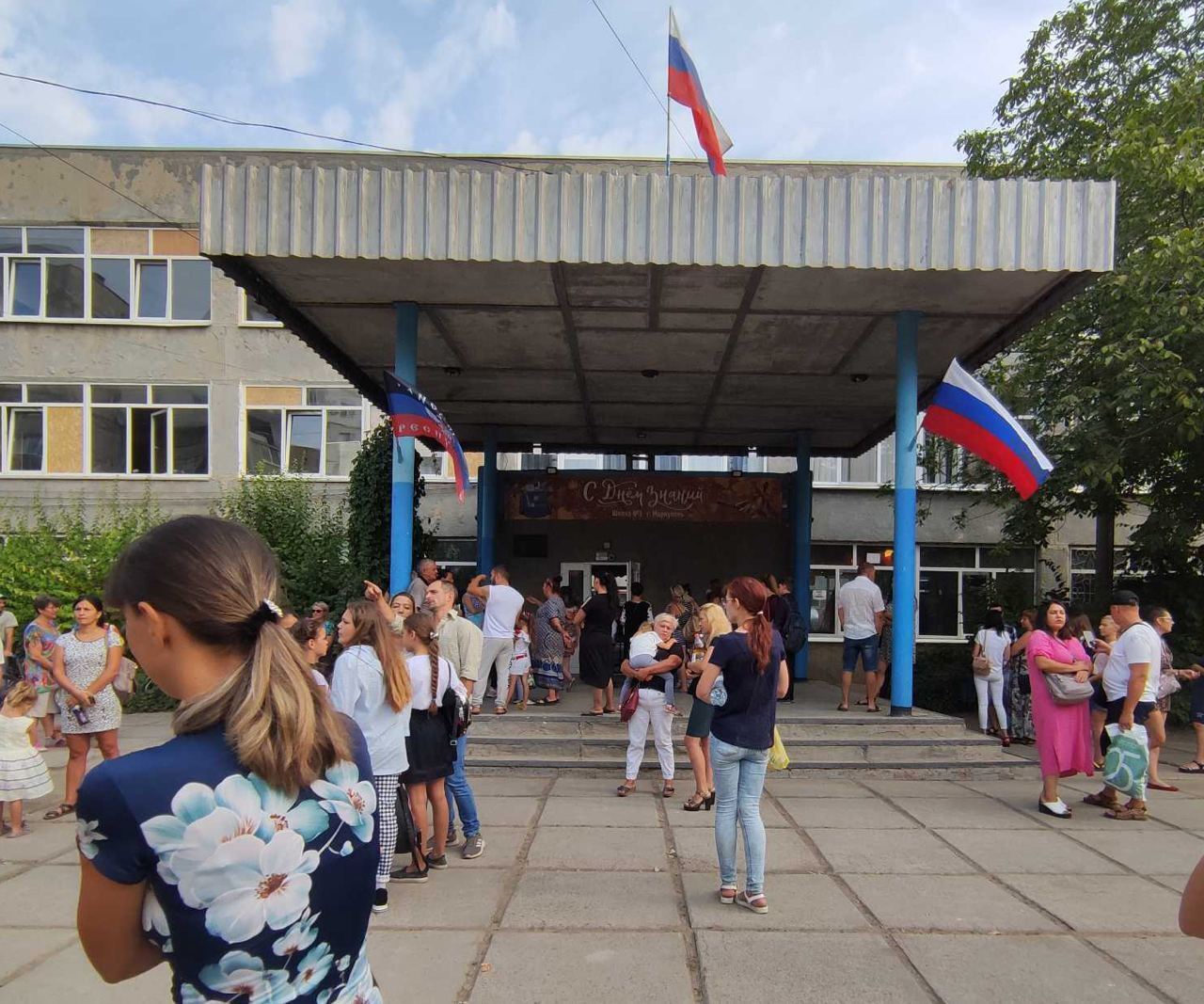 Во временно оккупированном Мариуполе несколько разрушенных школ восстановили, там повесили российские флаги