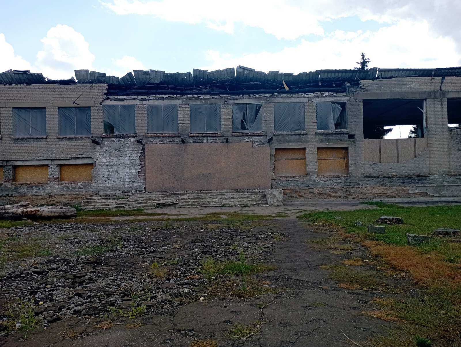 Враг разрушил школу в Мирнограде Донецкой области