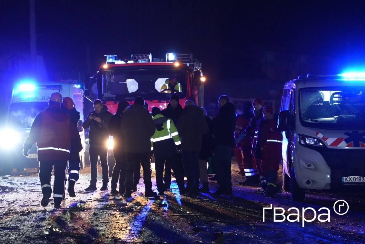 Спасатели ночью потушили пожар и помогают разобрать завалы