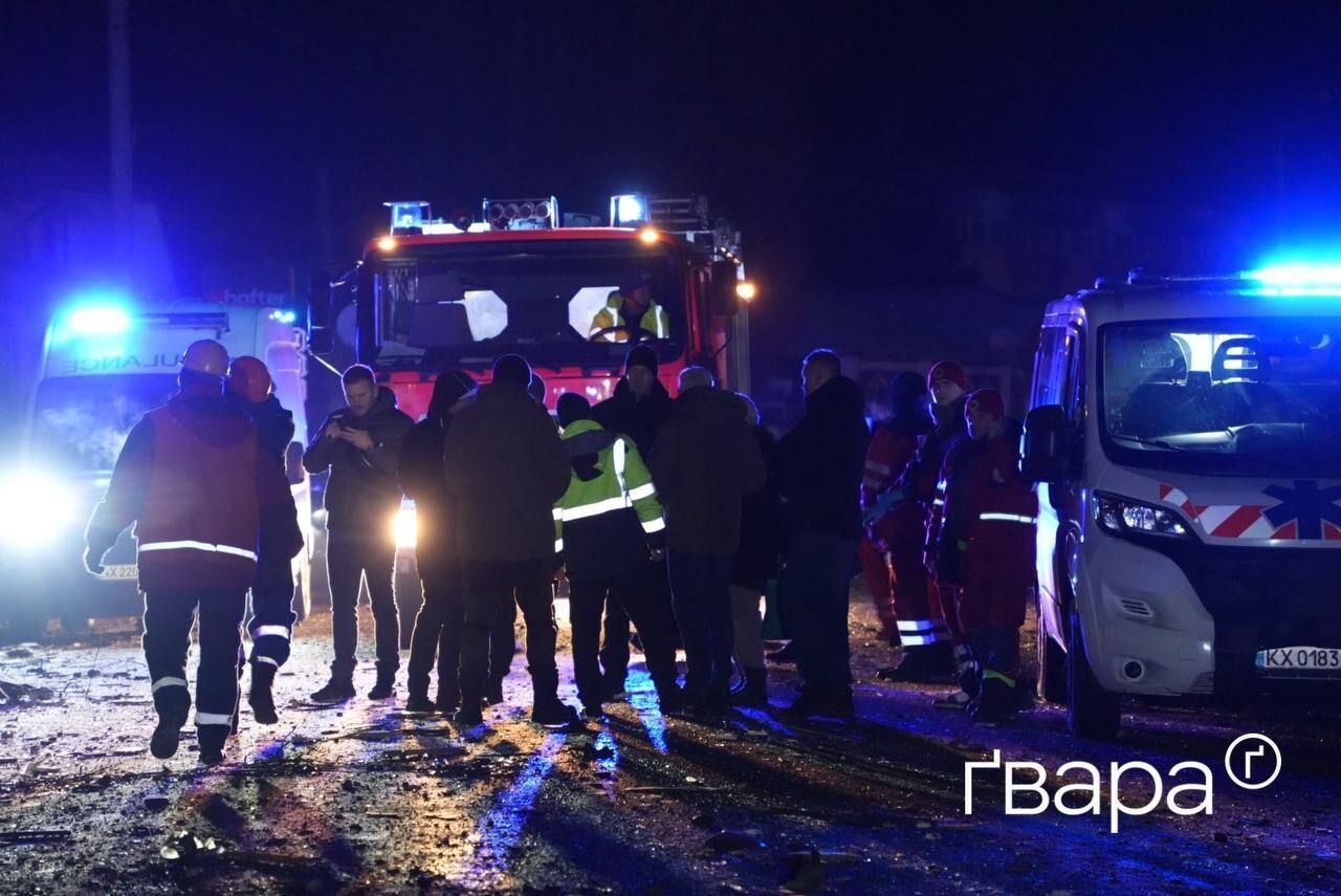 Рятувальники вночі загасили пожежу та допомагають розібрати завали