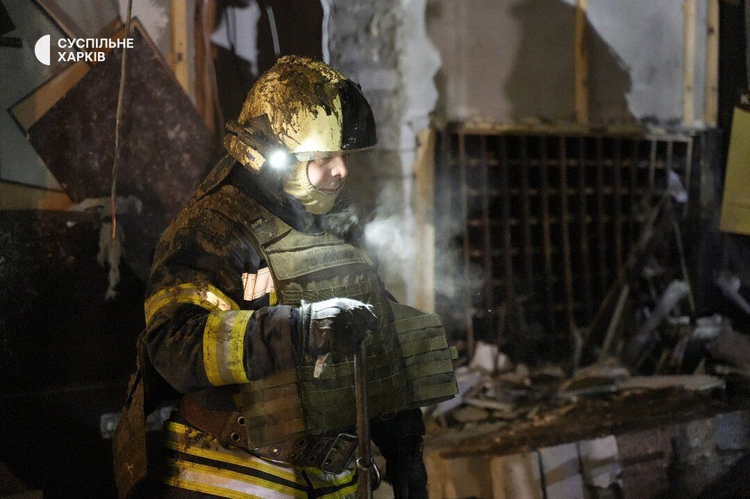 Рятувальники вночі загасили пожежу та допомагають розібрати завали