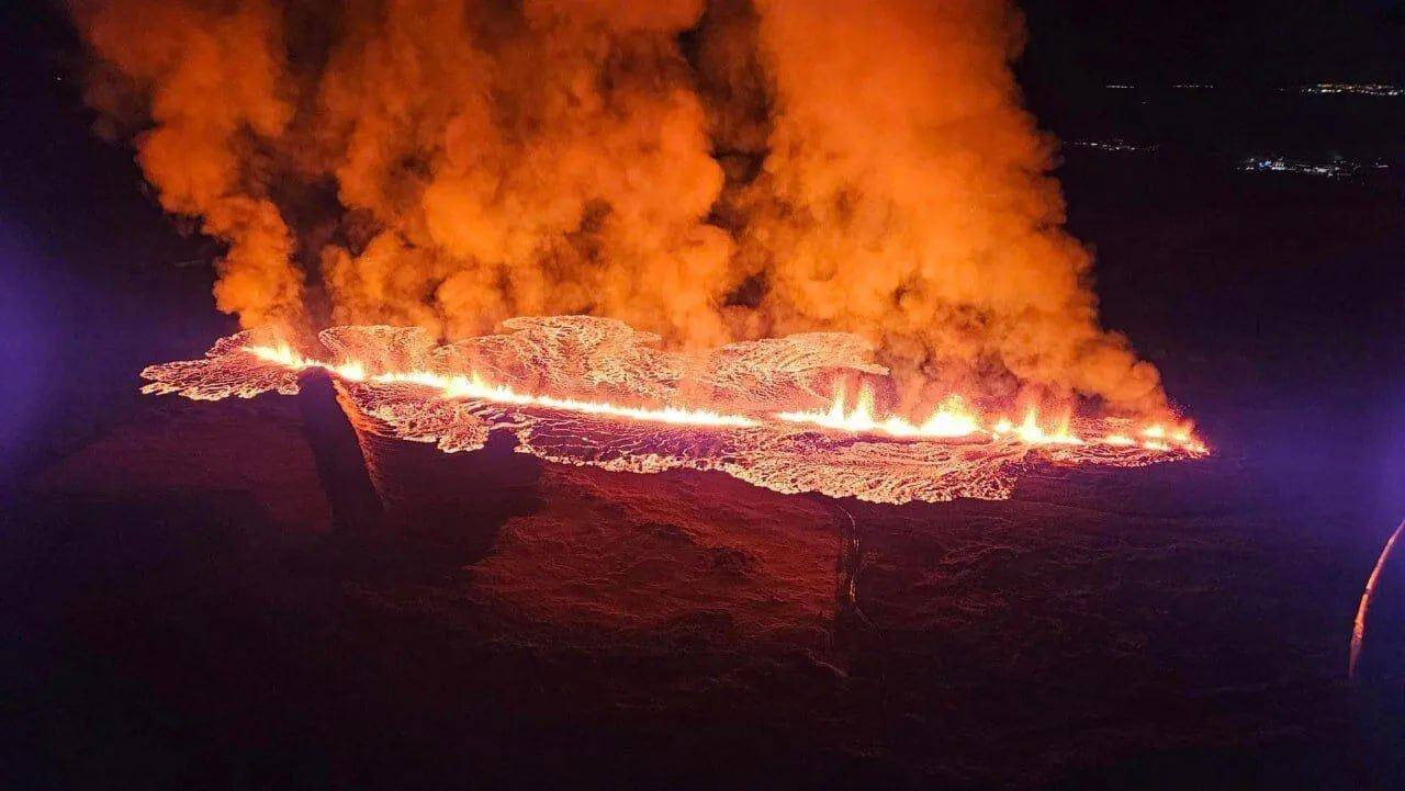 В Исландии лава из вулкана достигла города, горят дома