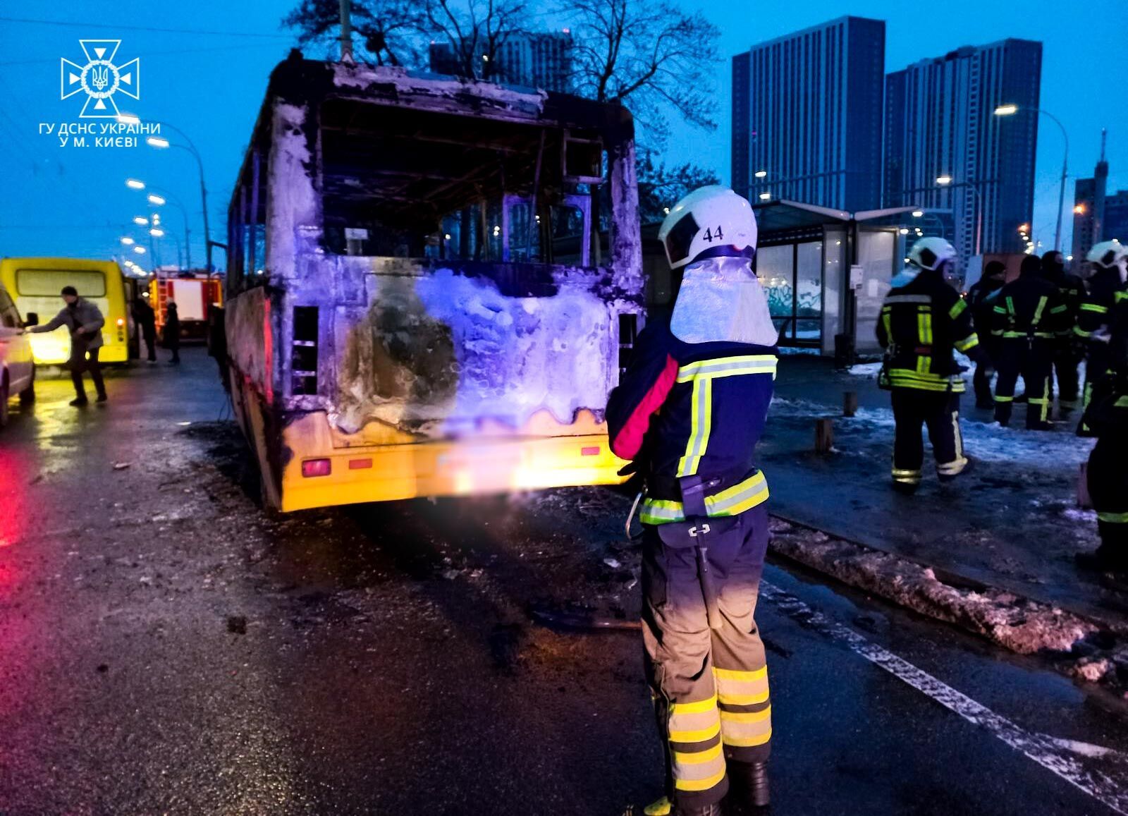 Вранці в Києві спалахнула маршрутка, рятувальники загасили полум'я