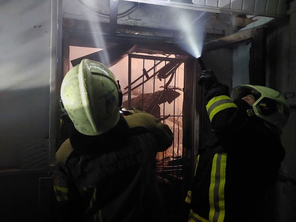 Масована атака 2 січня призвела до багатьох руйнувань у Києві, рятувальники ліквідують наслідки