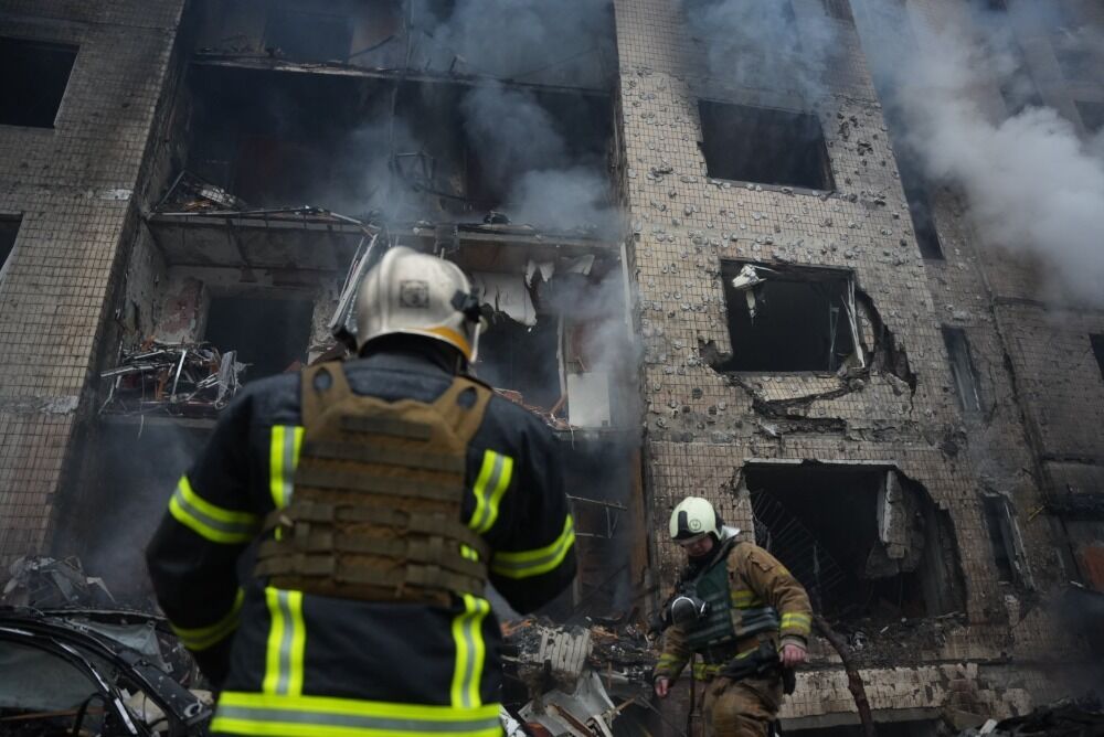 Массированная атака 2 января привела ко многим разрушениям в Киеве, спасатели ликвидируют последствия