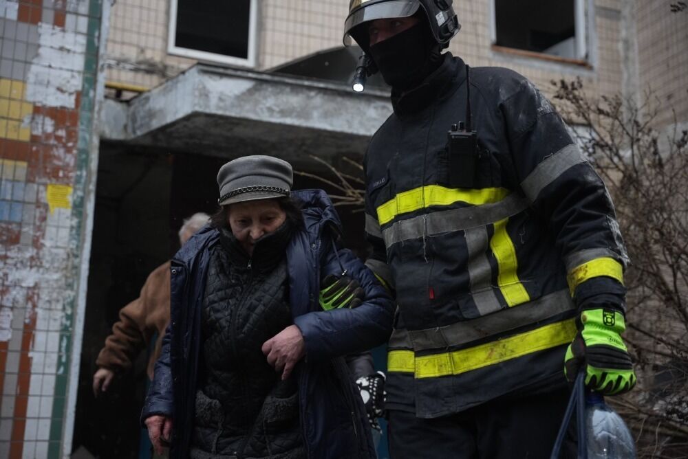 Массированная атака 2 января привела ко многим разрушениям в Киеве, спасатели ликвидируют последствия