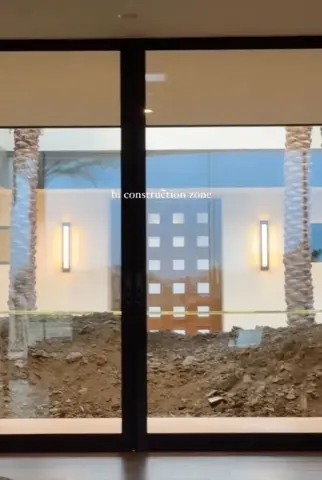 Кортні Кардашьян показала масштабне будівництво заміського будинку за 12 млн доларів