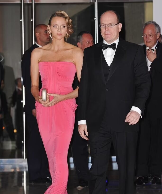 Принц Альберт, мав окремий банківський рахунок, щоб платити своїй колишній коханці та позашлюбним дітям, а також про непомірні витрати його дружини