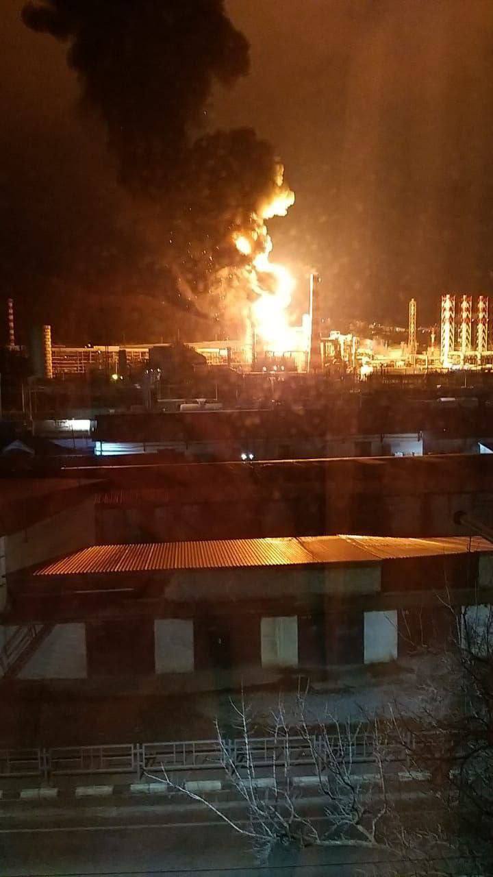 В російському Туапсе на нафтобазі виникла пожежа: місцеві жителі чули дрони