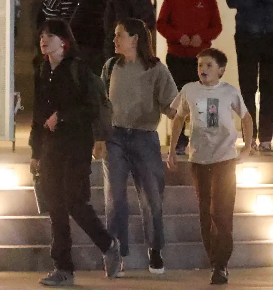 Аффлек, Гарнер та ДжейЛо доводять свої дружні стосунки: тріо помітили на прогулянці з дітьми