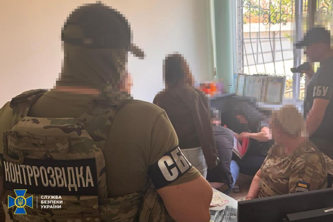В Києві та Херсоні викрито адвокатів і посадовців ТЦК, які продавали ''броні'' ухилянтам