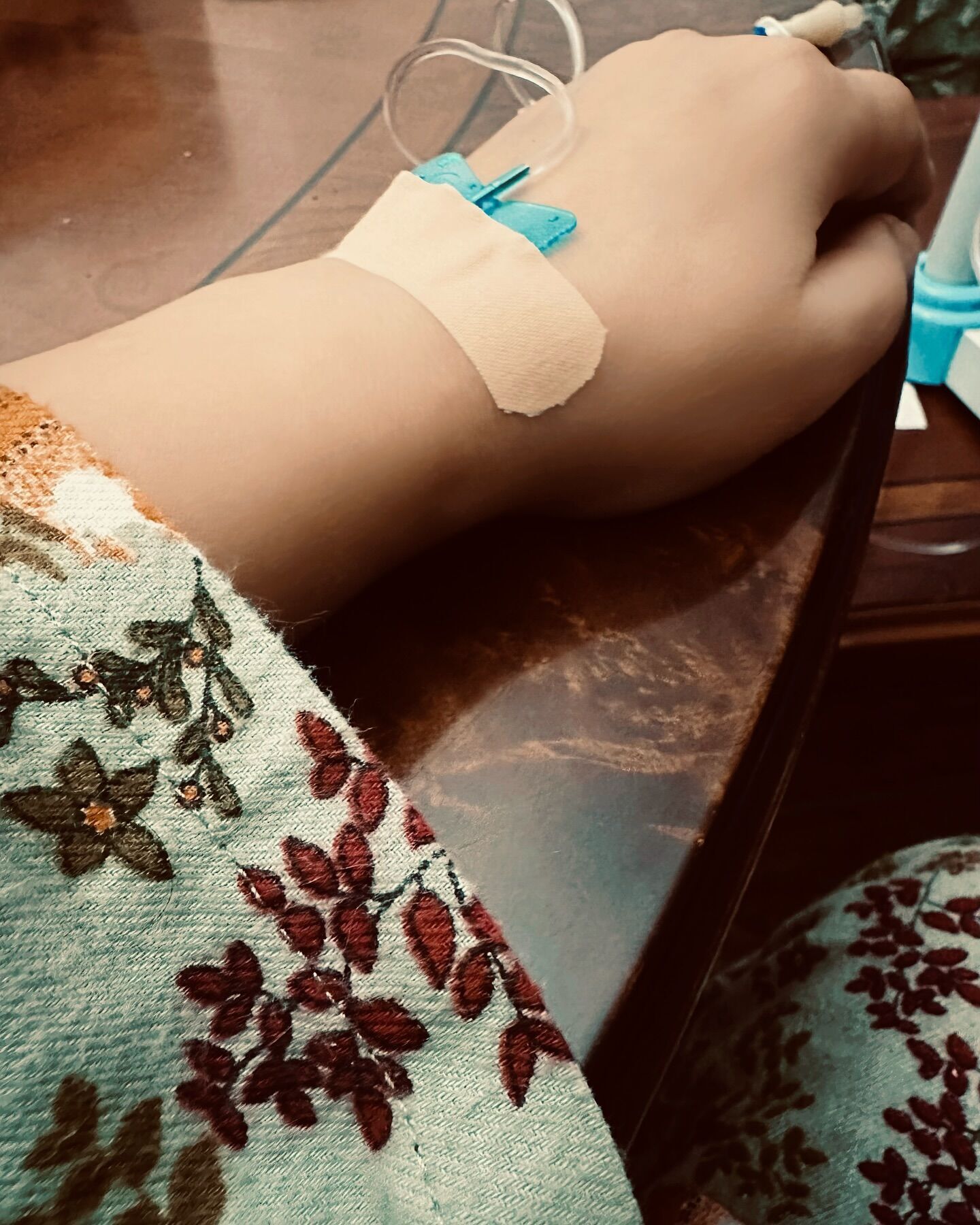 Продюсерка Олена Мозгова під крапельницею та зі зворушливим закликом до українців