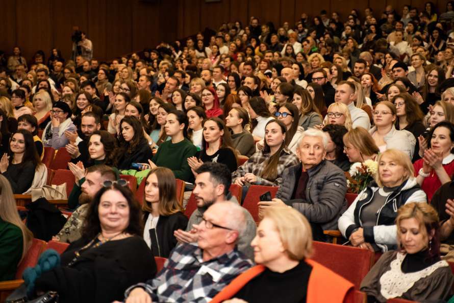 Глядачі в залі сиділи на доставлених стільчиках
