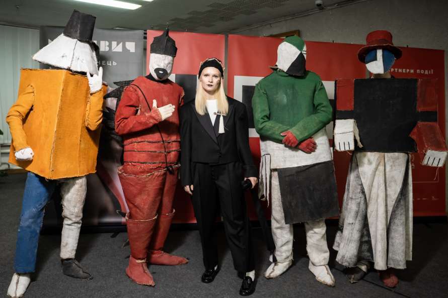 Зробити фото на фоні відтвореної експозиції виставки