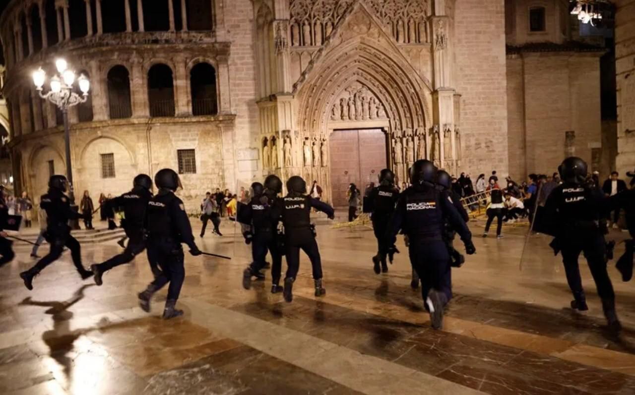 Массовый протест в Валенсии: демонстранты обвинили власть в безразличии к погибшим