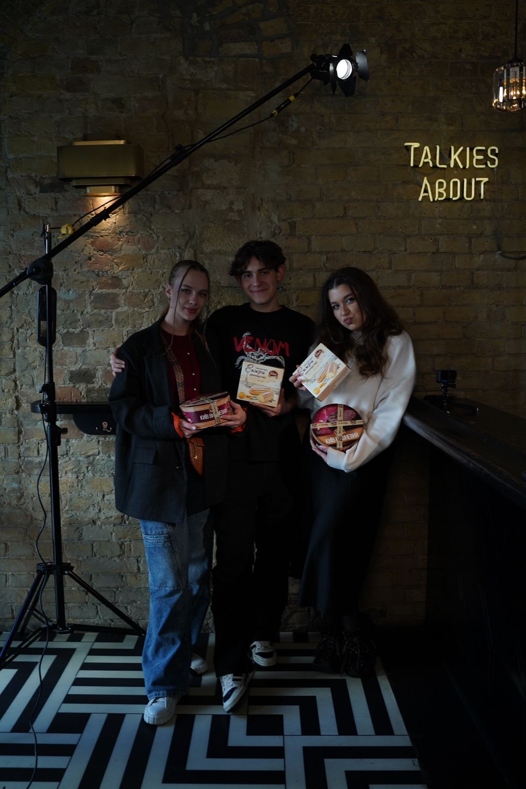 Ведучий з ANKA та Анною Тульєвою