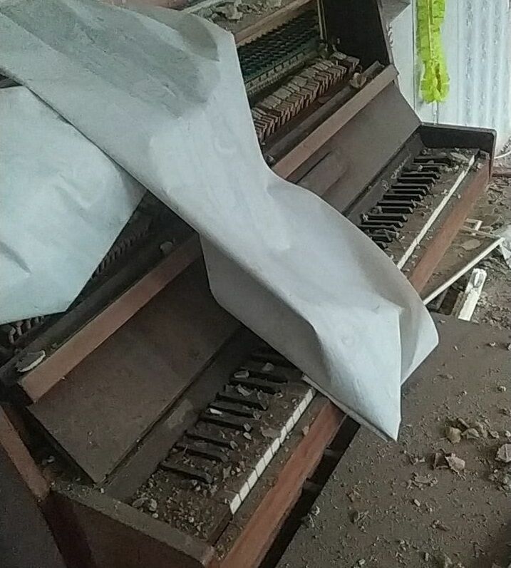 Стопкоровец Чеславский показал руины школы в Донецкой области