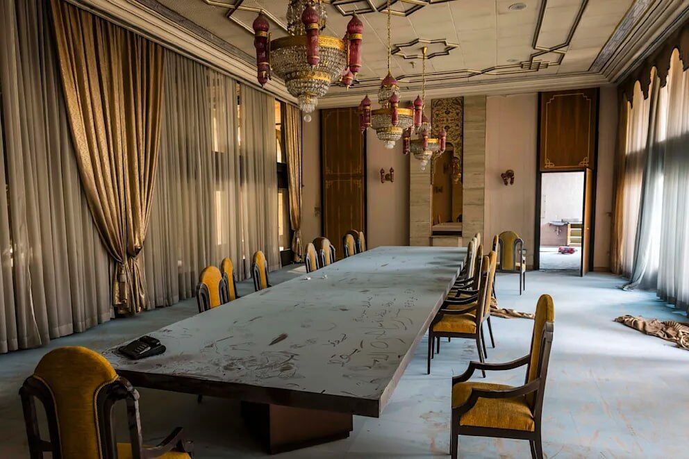 Разбит портрет путина и пепел роскоши: репортеры показали, что осталось от дворца Асада после его бегства