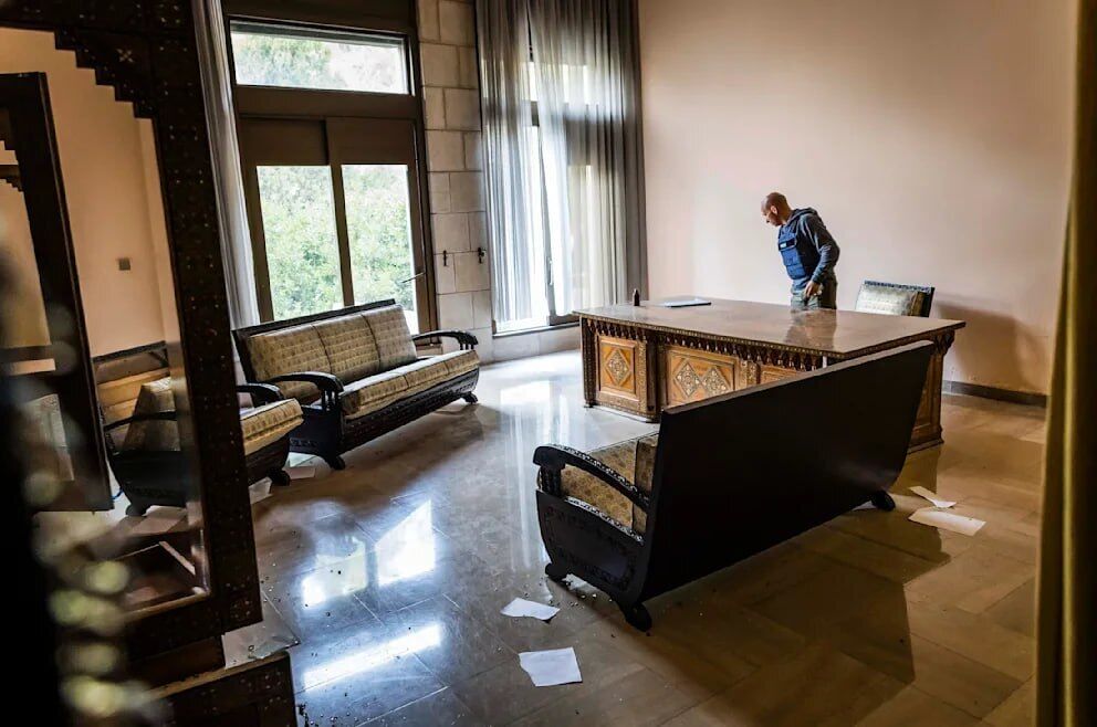 Разбит портрет путина и пепел роскоши: репортеры показали, что осталось от дворца Асада после его бегства