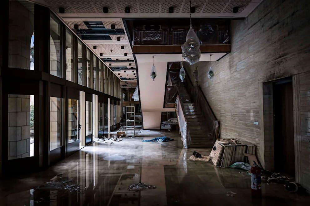 Разбит портрет путина и пепел роскоши: репортеры показали, что осталось от дворца Асада после его бегства