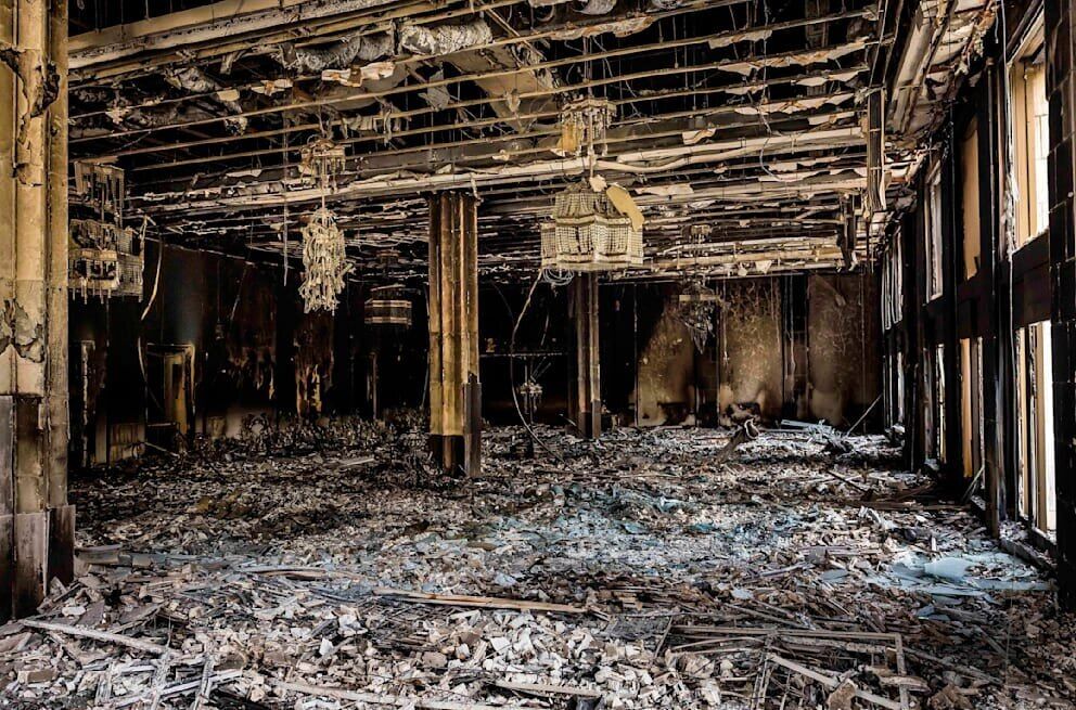 Разбит портрет путина и пепел роскоши: репортеры показали, что осталось от дворца Асада после его бегства