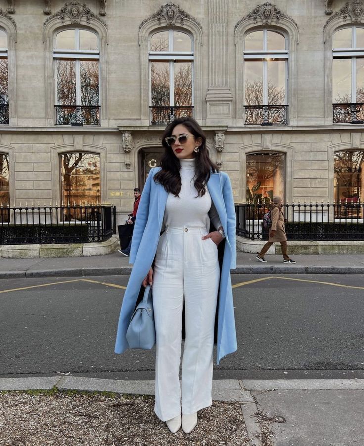 Небесно-блакитний в зимовому образі