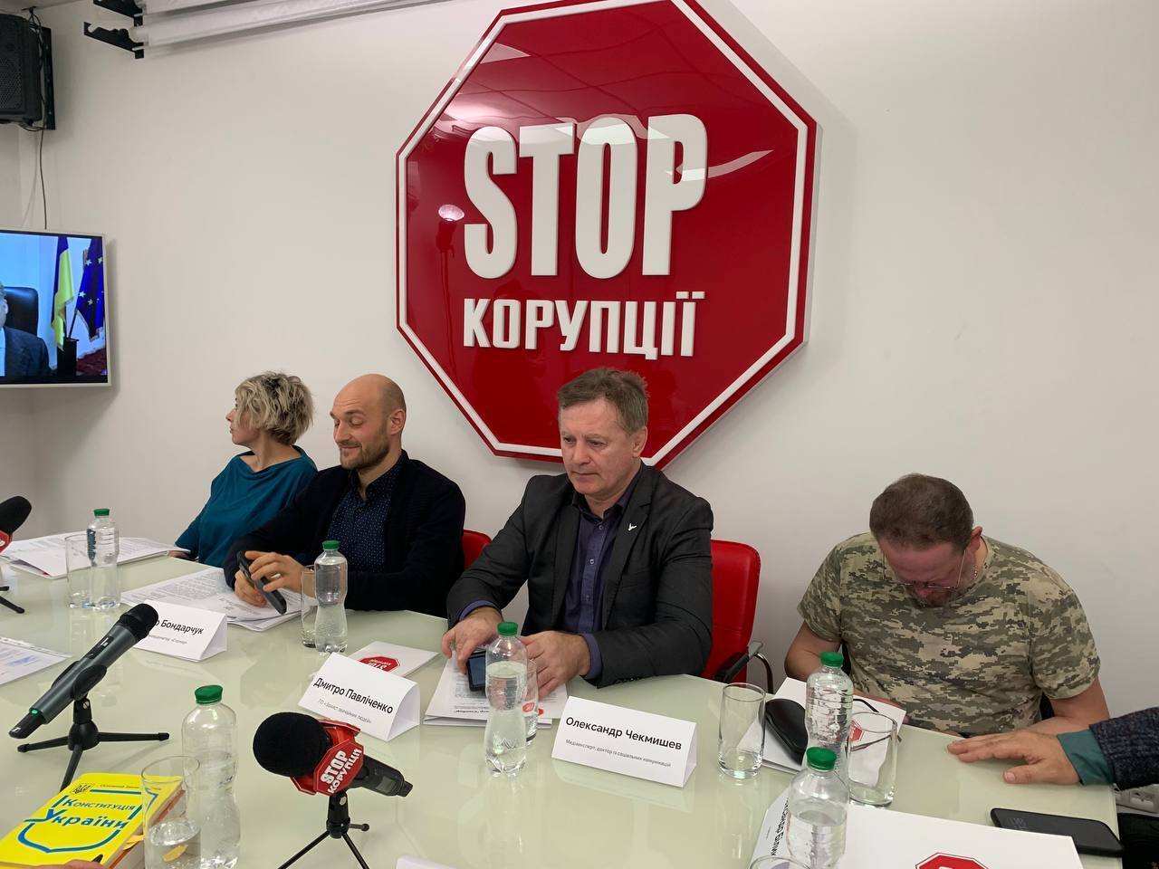 Круглий стіл у Києві: журналісти проти суддів – хто на кого тисне?