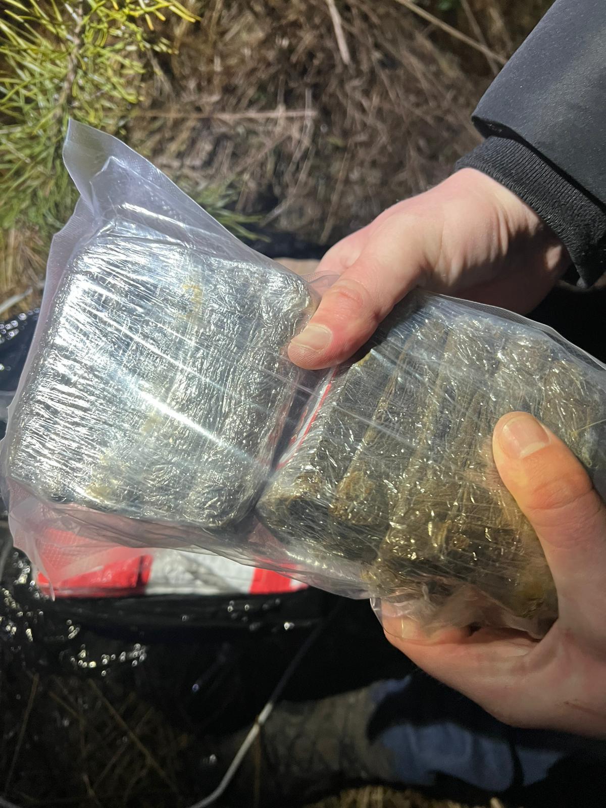 Прикордонники та СБУ збили квадрокоптер із наркотиками на Волині